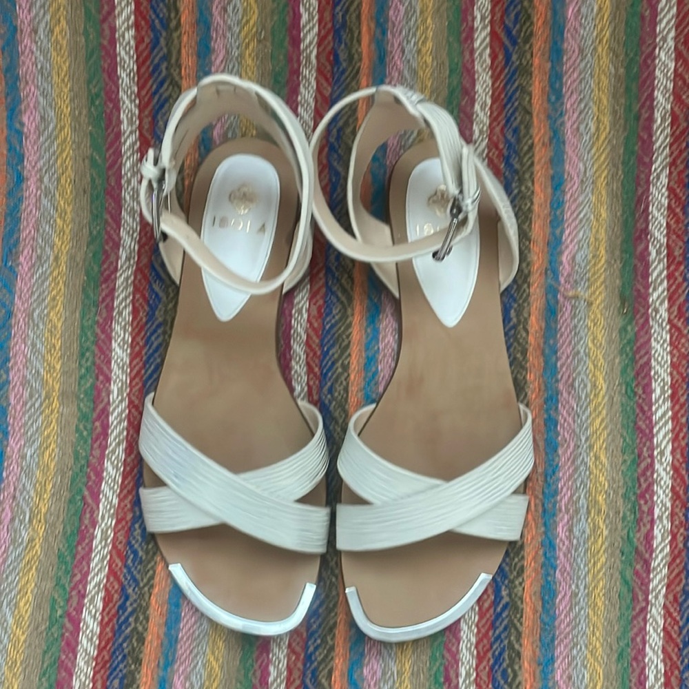 Isola "Mahari" Flat Sandal with Metal Toe Rand Sz 8M